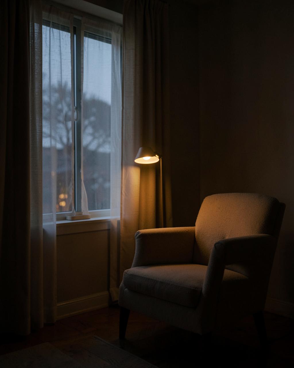 夜晚窗邊嘅安靜房間，一盞暖燈同一張空櫈