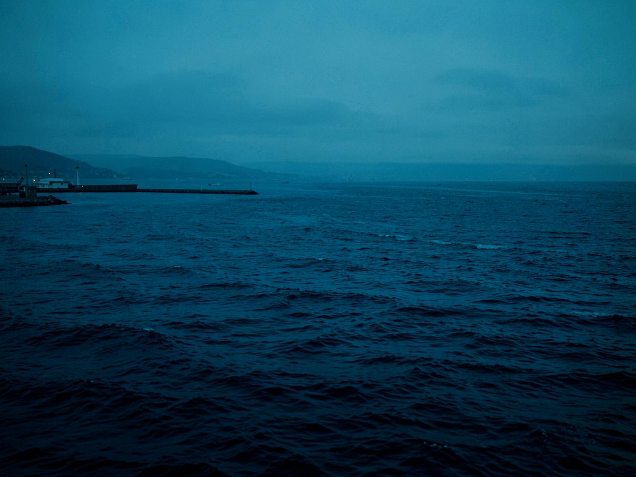 黃昏時份深藍色嘅海面